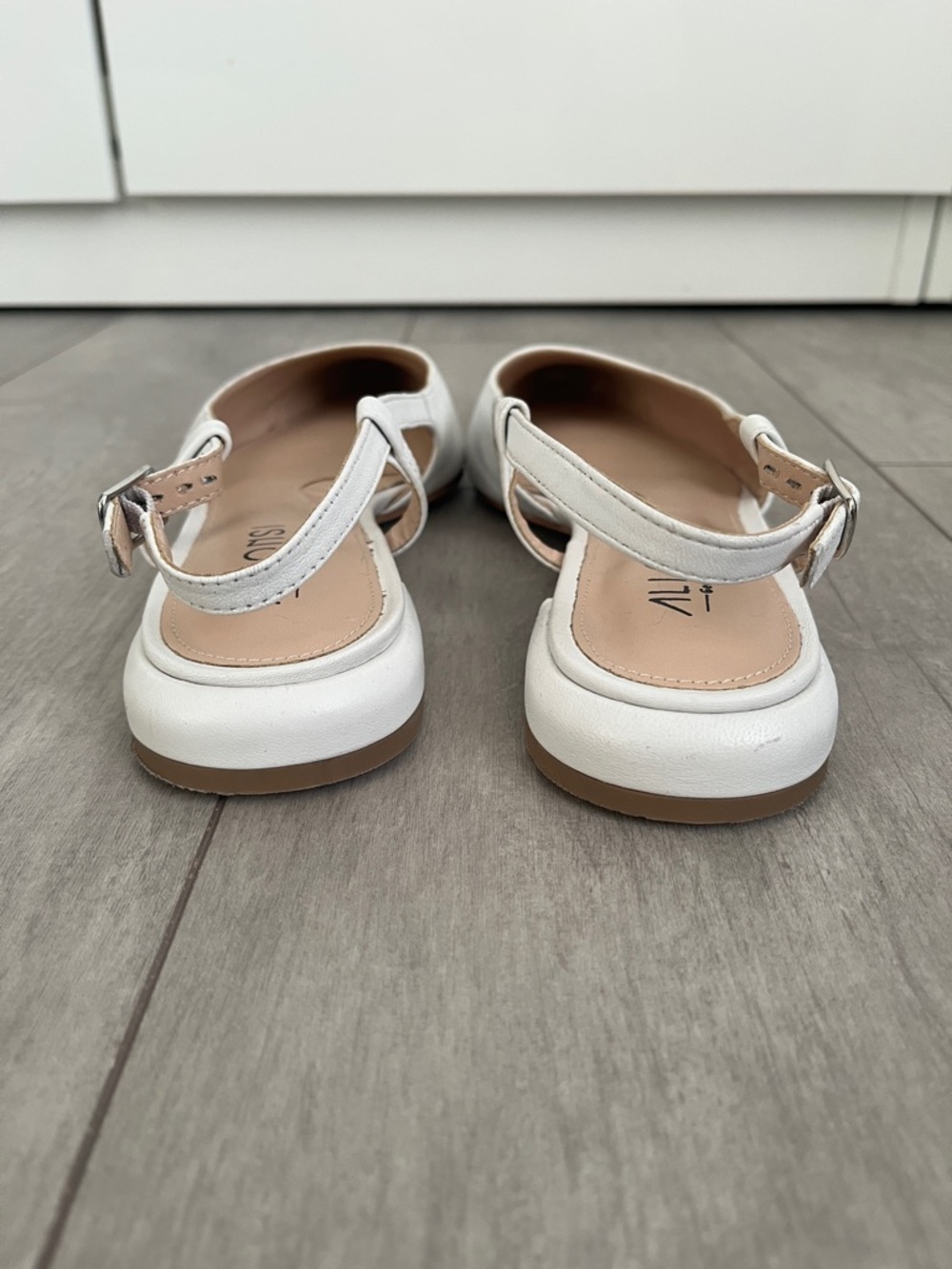 ALONSI Milana White and Black Leather Two-Tone Slingback Flats, Size 8 - Picture 5 of 10
